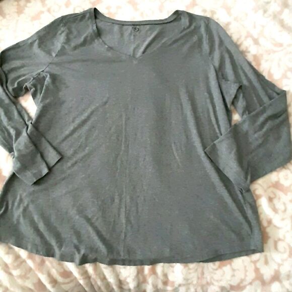 New Directions sz 1X grey soft knit v neck top - Picture 2 of 3